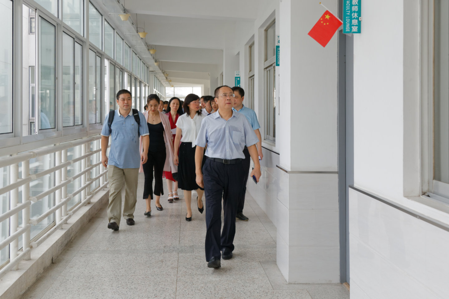 校领导检查新学期第一课