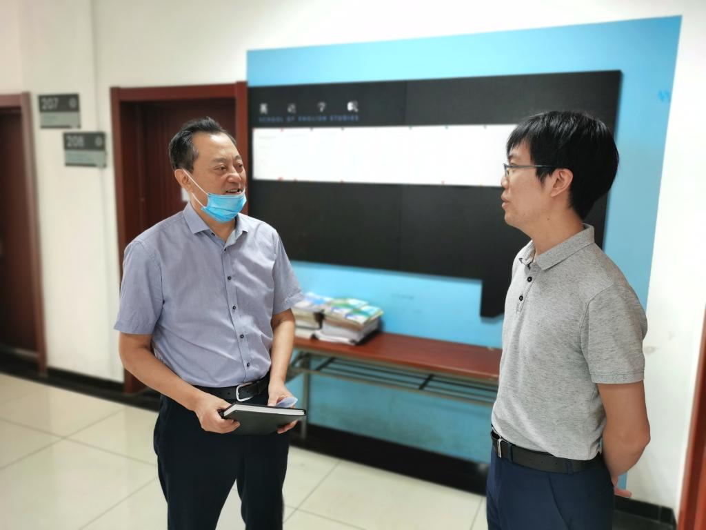 学校领导检查师生新学期返校上课情况