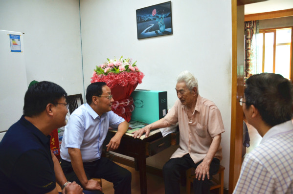 校领导带队看望慰问我校抗战期间参加革命工作老同志