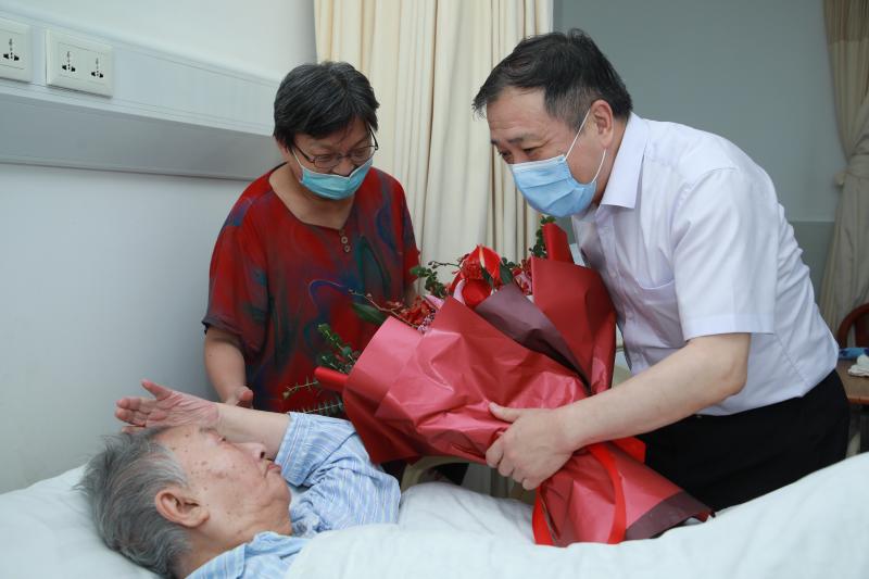 校党委书记杨振斌看望抗前离休干部、百岁寿星莫林老师