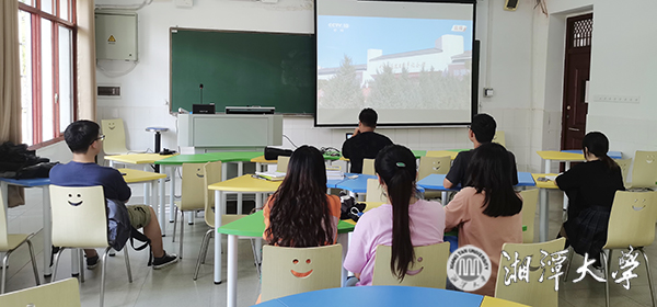 向抗战烈士敬献花篮仪式在京举行我校组织师生收看电视直播