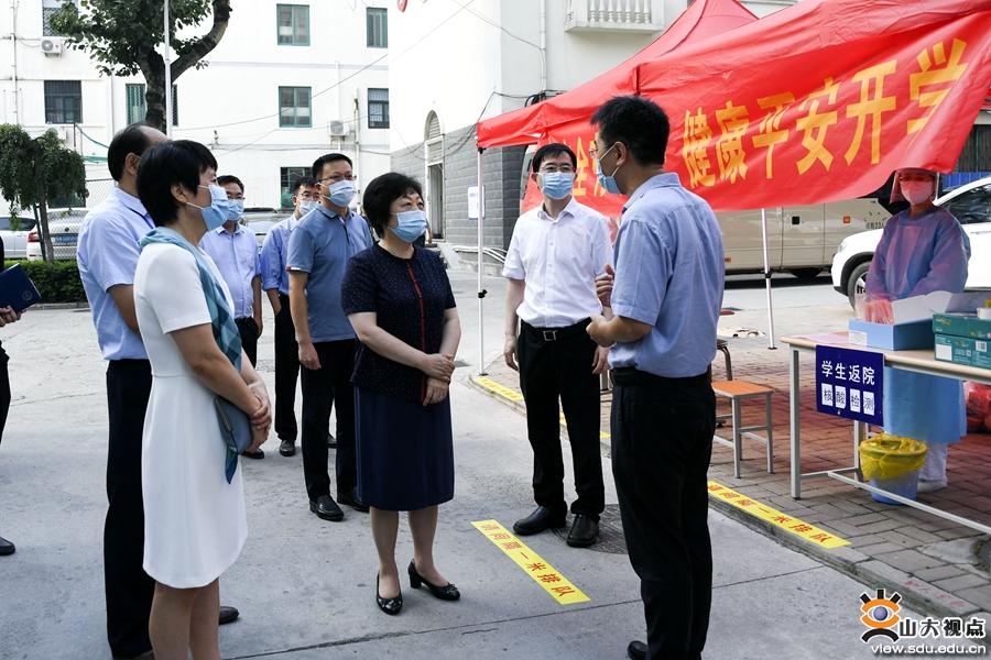 樊丽明一行到三所附属医院调研指导开学工作