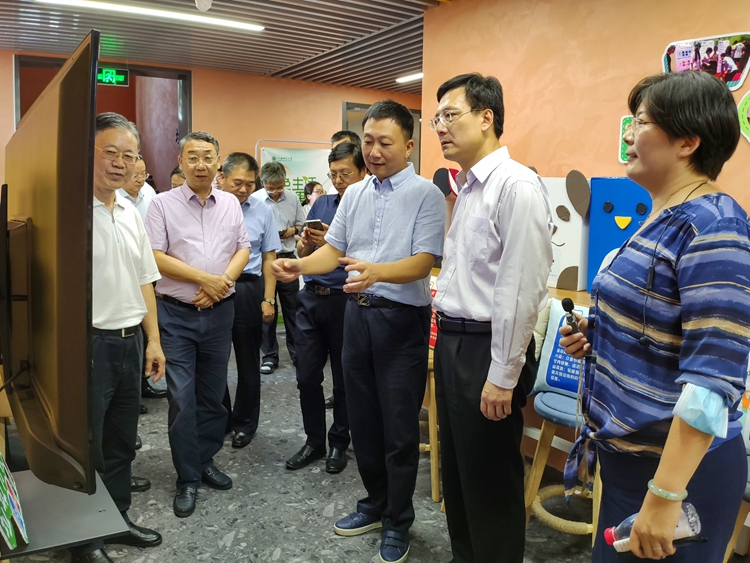 市政协副主席李逸平一行来校专题调研垃圾分类工作
