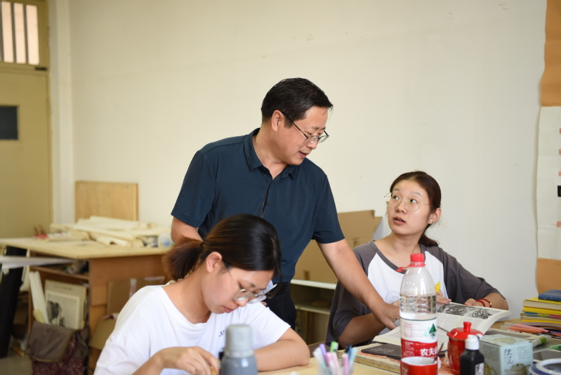 校领导深入课堂听开学第一课