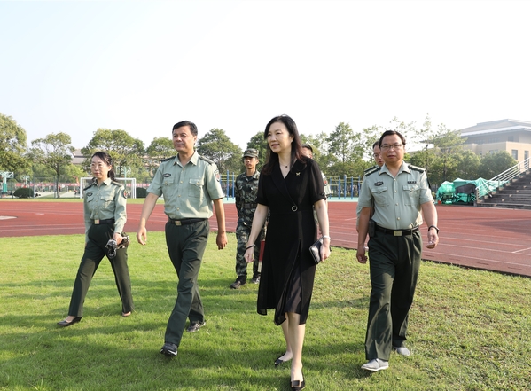 刘晓红校长看望慰问我校军训师生