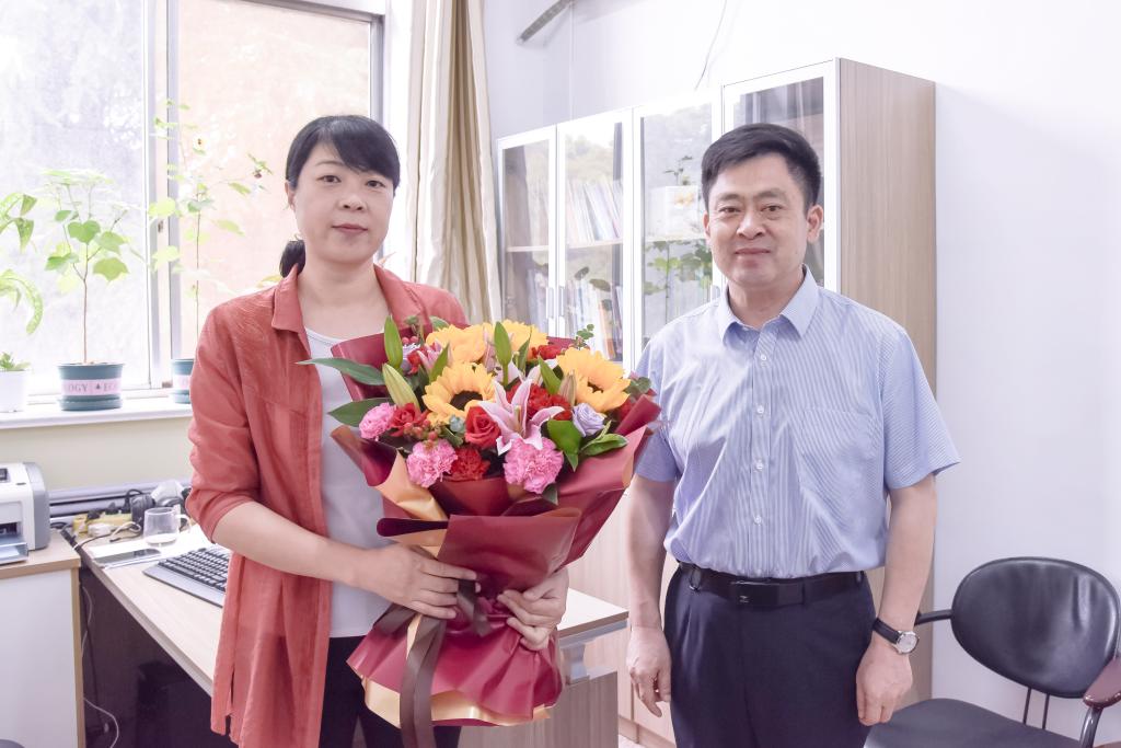 礼敬筑梦人，情暖教师节——学校领导亲切慰问教师代表向全体教职员工致以节日问候