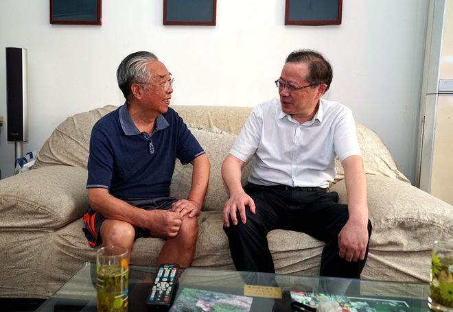 校党委书记朱庆葆、校长陈卫走访慰问教师代表