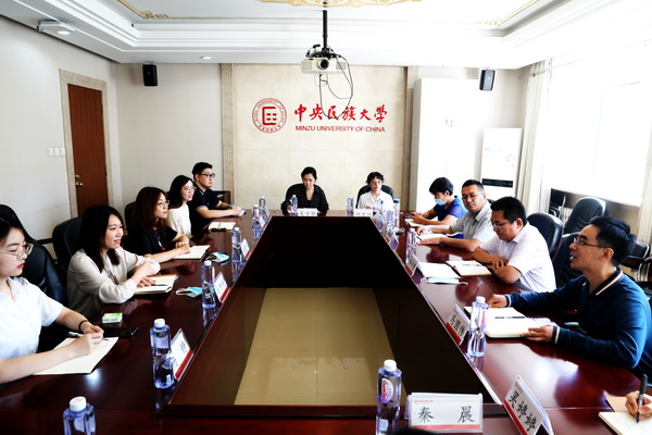 凝心聚力共育新人学校召开新入职辅导员座谈会