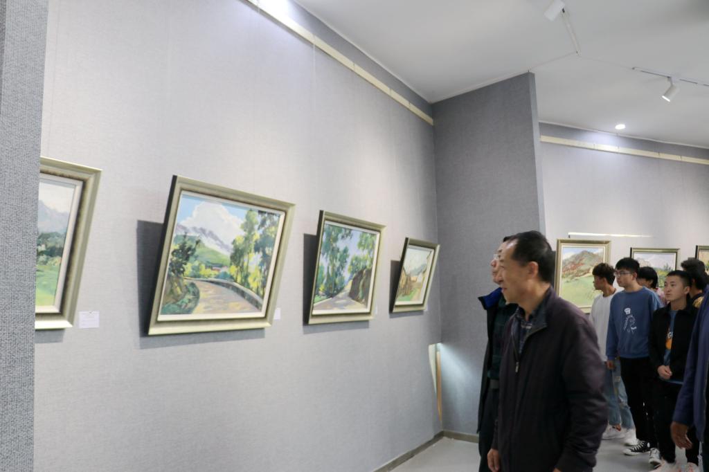 帮扶路上风景好一枝一叶总关情——艺术学院副教授靳小云油画作品展开幕