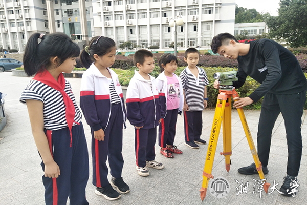 土木工程与力学学院:大手牵小手,一起学测量