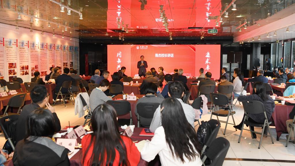 教师午间沙龙迎来第100期活动，营造温馨教师之家