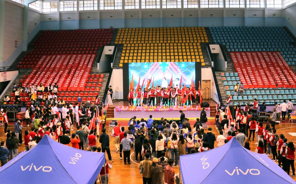 我校举行第二十一届学生社团招新活动