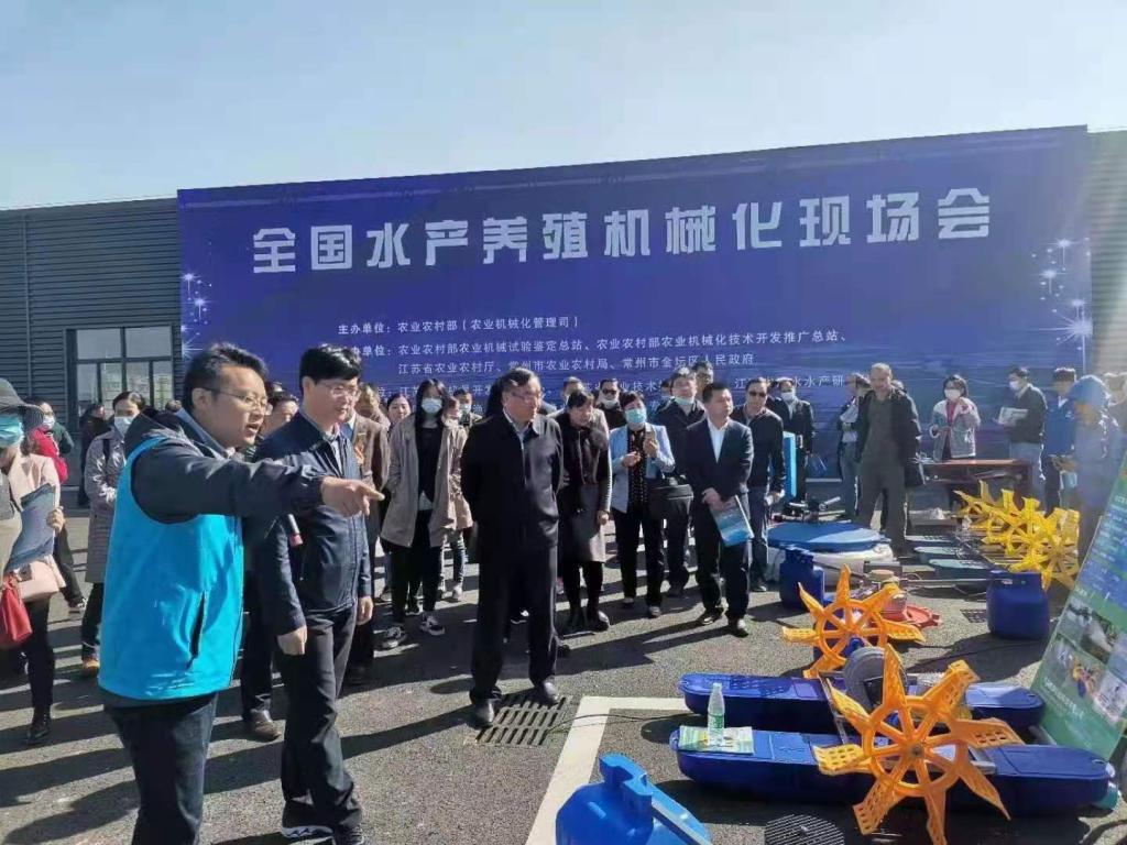 智能投饵施药作业船在全国水产养殖机械化现场会进行作业演示