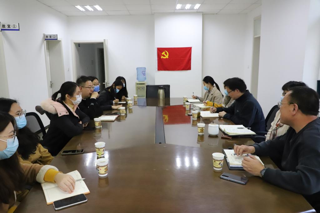 发挥老同志优势作用，促进青年学子健康成长