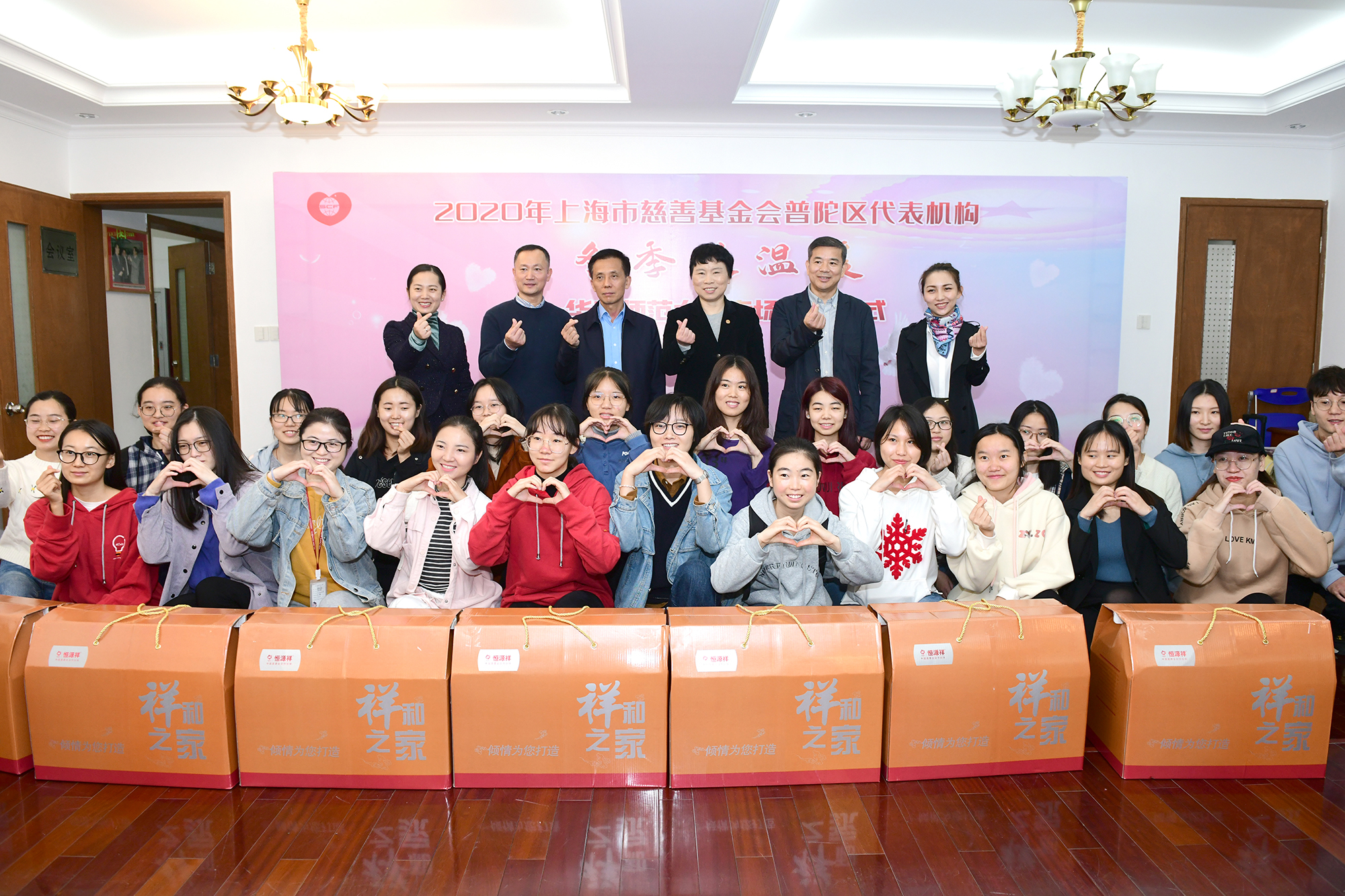 普陀区向华东师大捐赠御寒物资