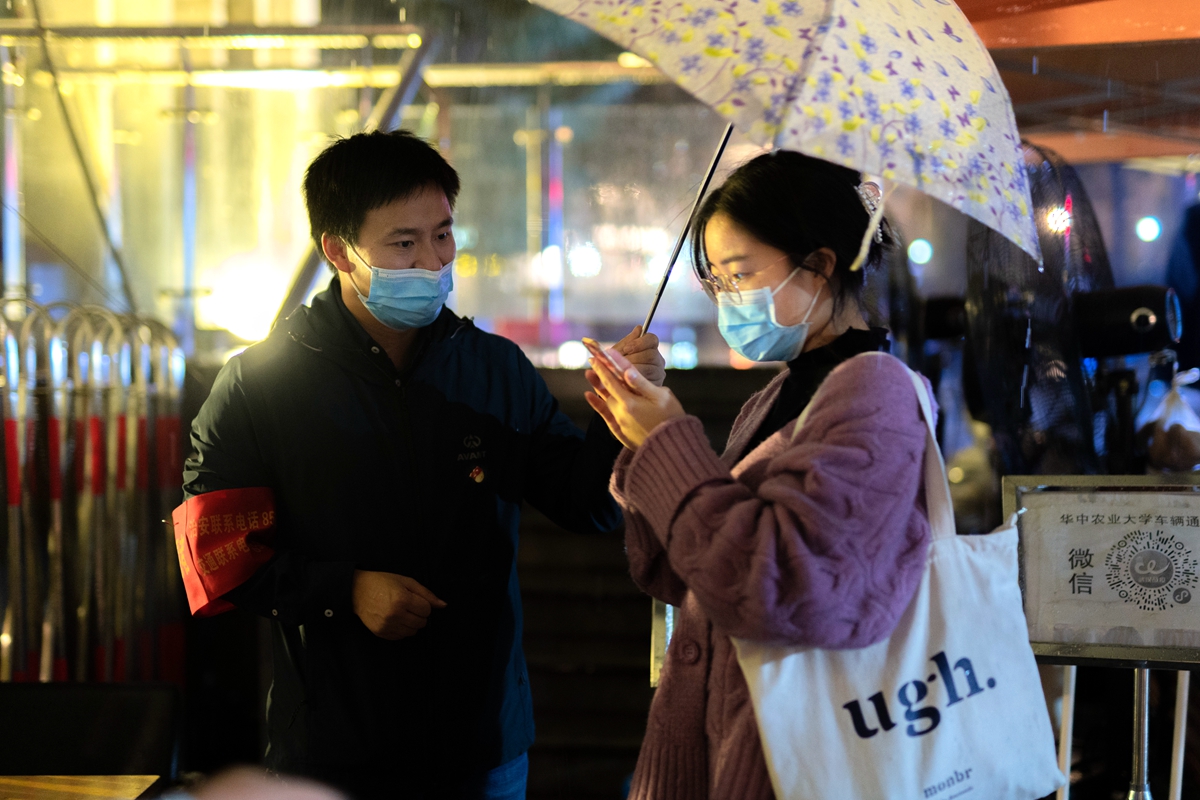 【常态化疫情防控】党员下沉参与校门防疫管控