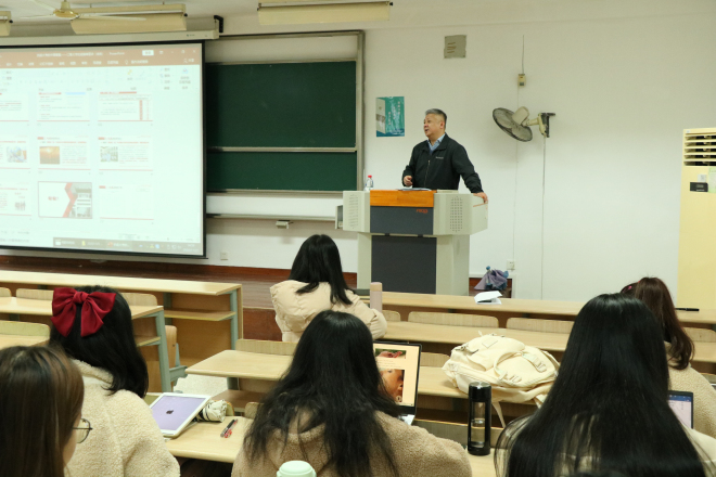 校领导为外国语学院学生讲授形势与政策课