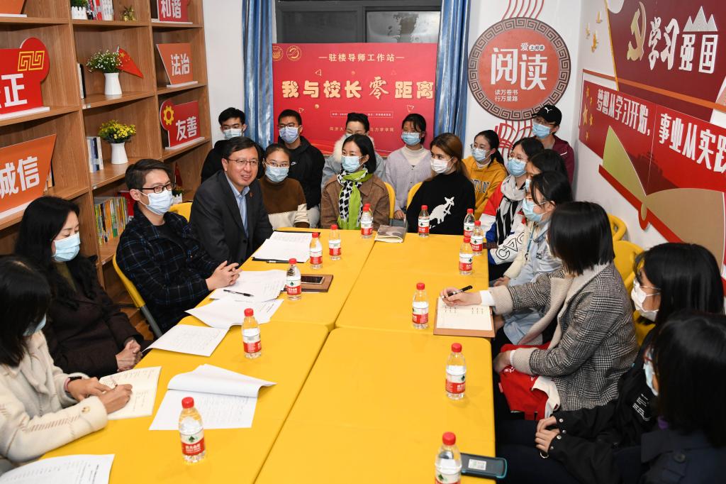 校长陈杰作为驻楼导师走进学生社区，与学子共话使命担当