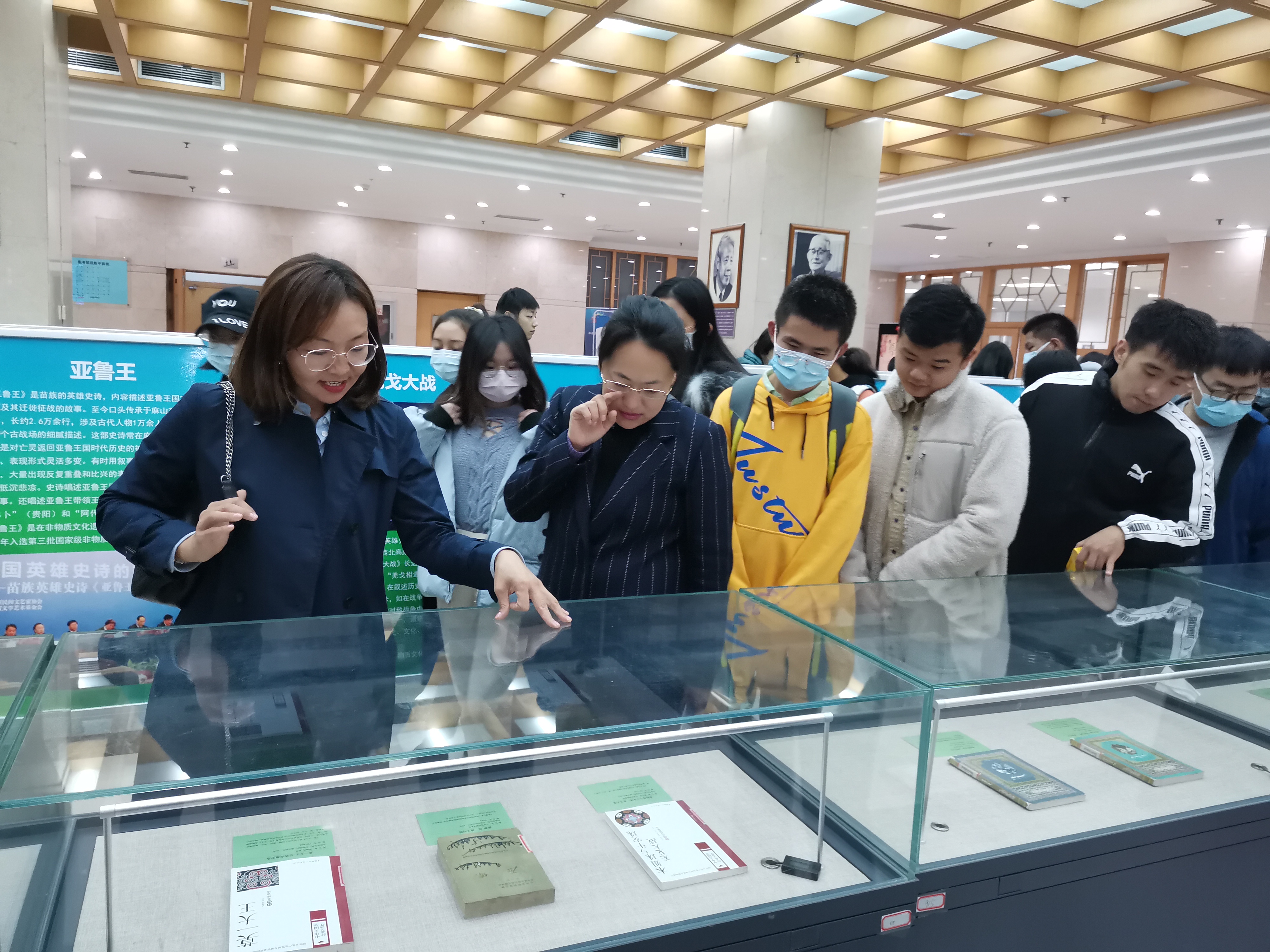 图书馆成功举办“铸牢中华民族共同体意识——中华民族英雄史诗文献展”