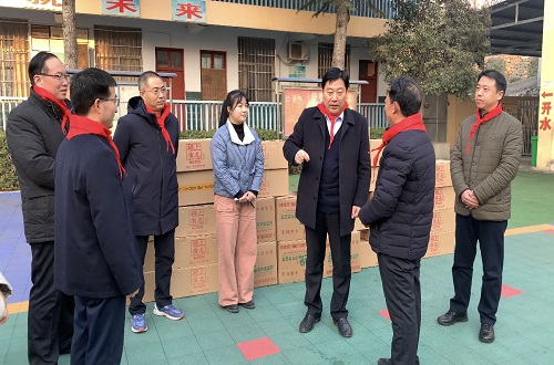 陈广文看望慰问我校文艺支教志愿者