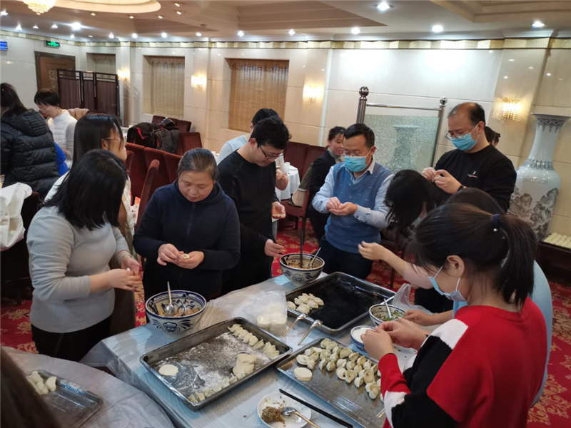 生命学院开展“师生同聚冬至欢愉”包饺子活动