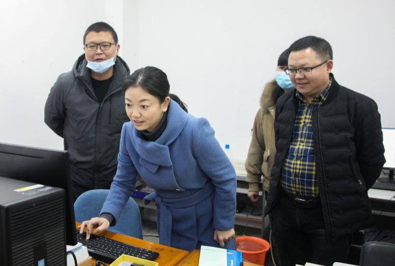 卢艳丽检查干部人事档案数字化工作