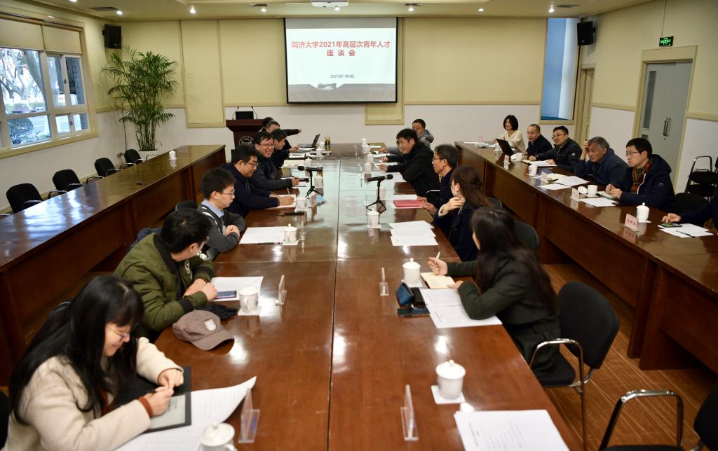 校领导与高层次青年人才及学生代表座谈交流