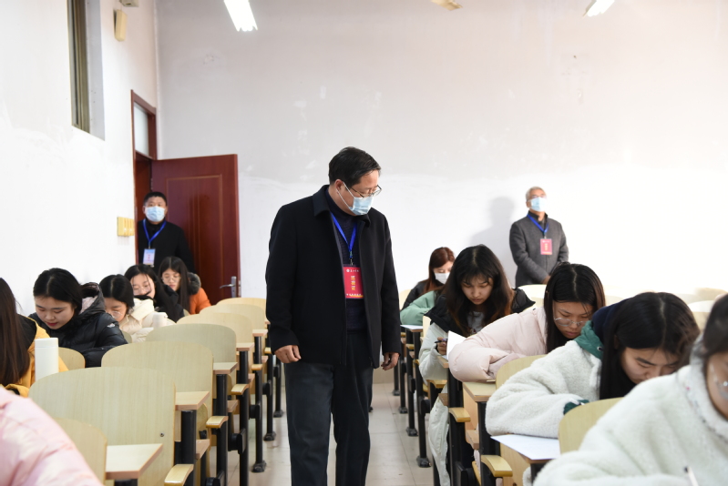 校长秦梦华巡视考场
