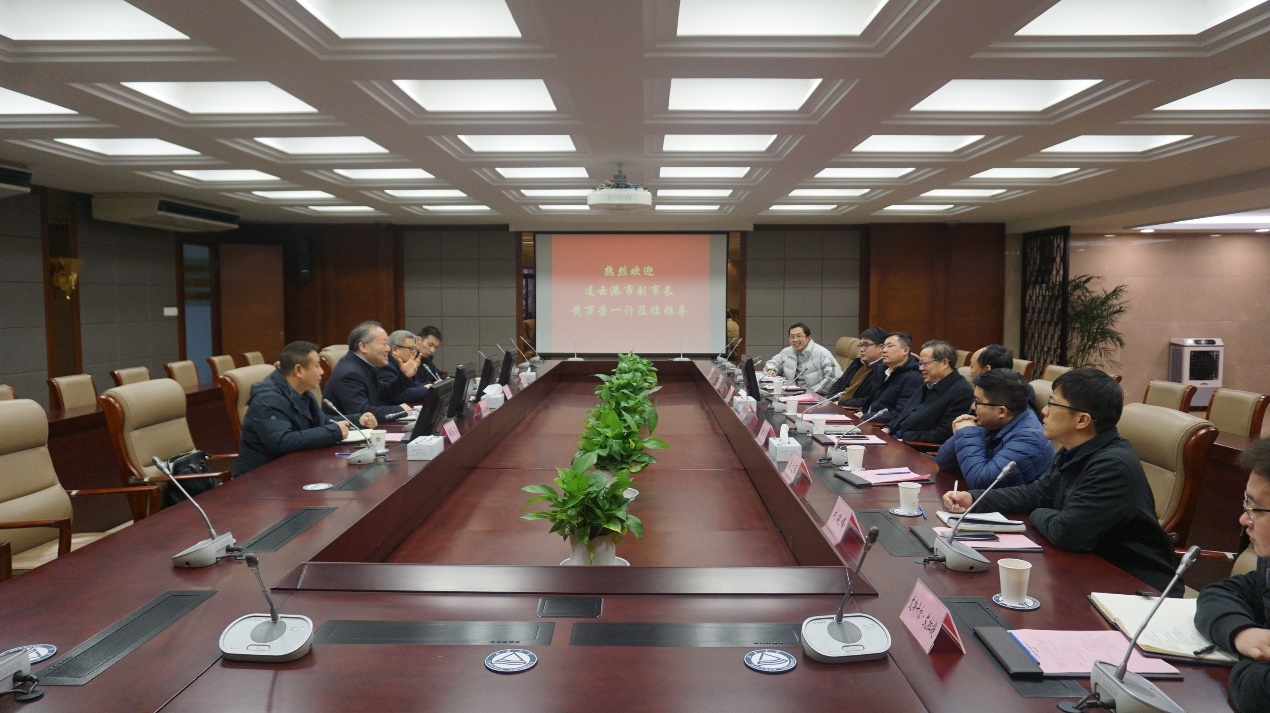 连云港市人民政府副市长黄万荣一行来校考察交流