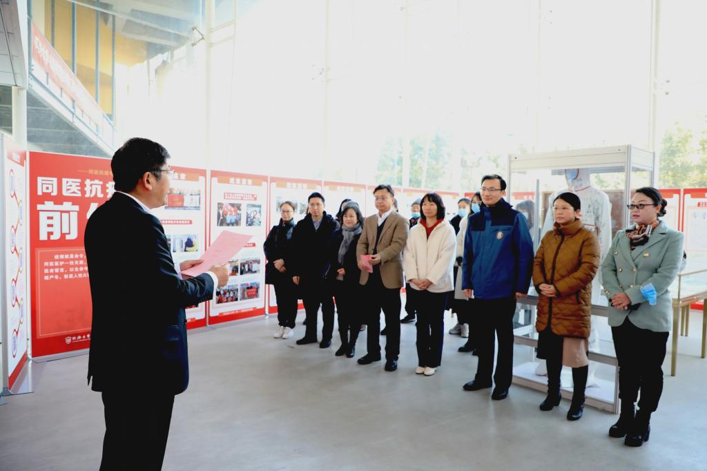 医学院举办《同此医舟、共济一世——同医抗疫专题展》，致敬抗疫英雄
