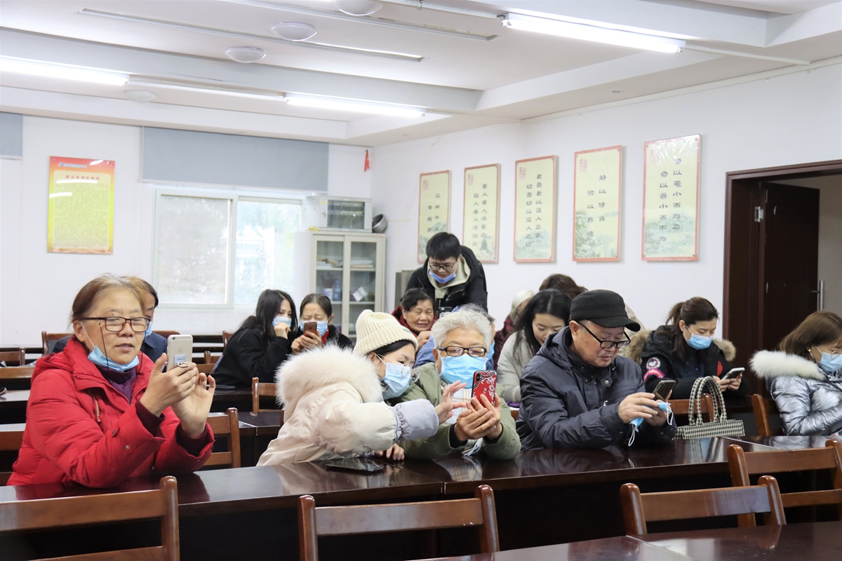 文法学院广告系教工党支部下沉社区开展视频软件教学