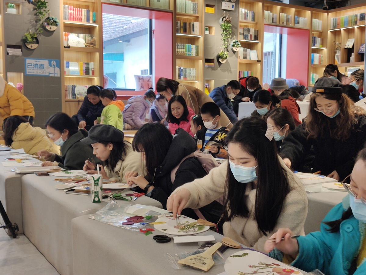 “花花世界压花艺术”学术社区活动在倍阅书店举行