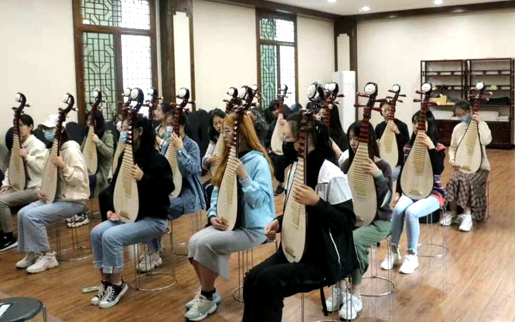 器乐技艺普及班：学长为师共同学艺