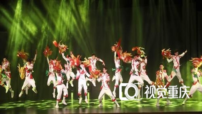 【重庆日报全媒体】将学校抗疫和扶贫故事搬上舞台重庆大学举行2021新年晚会