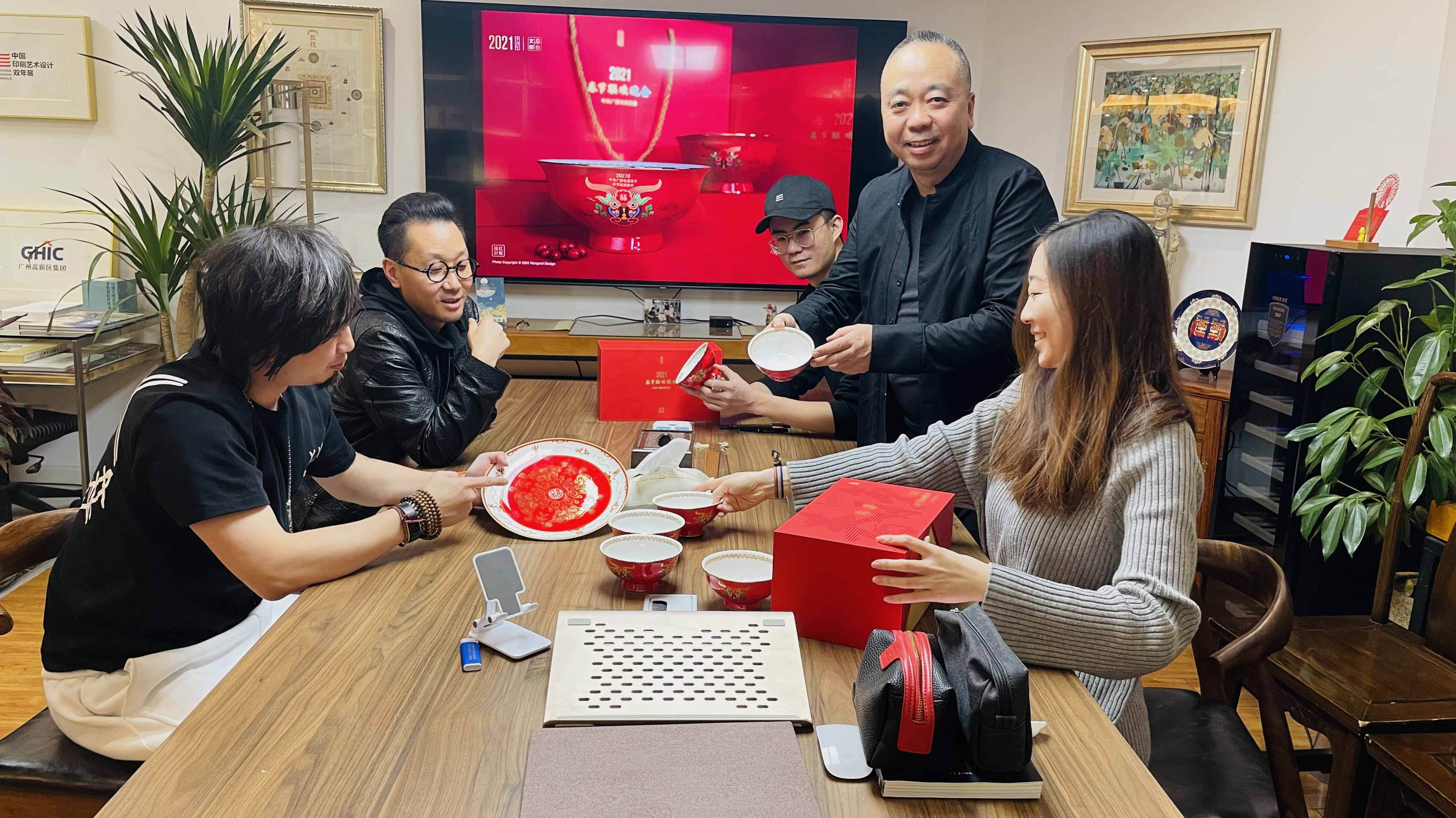 美术学院王红卫及其团队设计2021CCTV春晚生肖福礼——“福牛春碗”