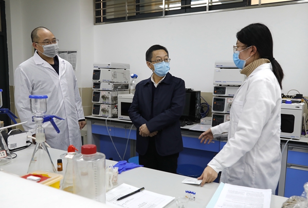 徐西鹏吴剑平看望慰问寒假留校学生