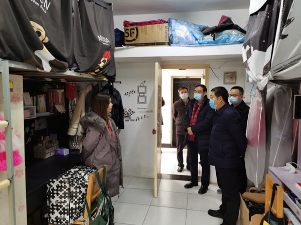 校领导看望慰问寒假留校学生并巡查校园