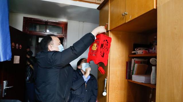 校领导走访慰问部分春节留校学生送上新春美好祝福