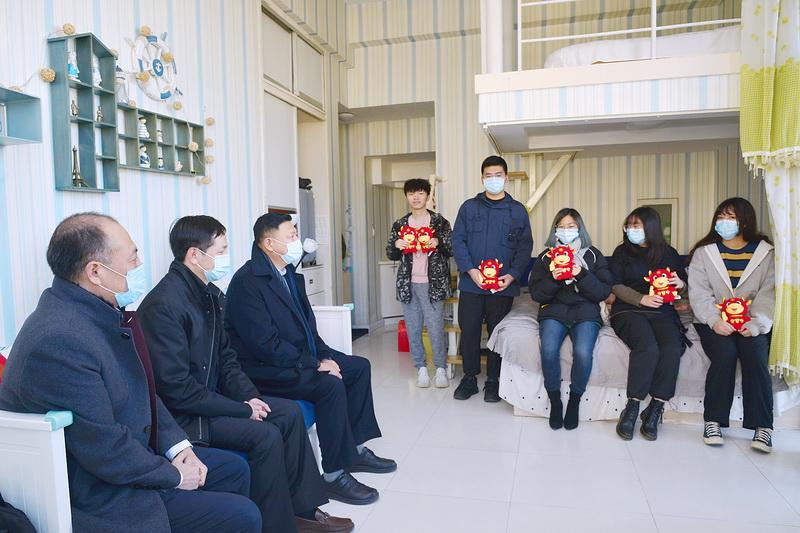 大连市台办及我校领导走访慰问留连台湾学生