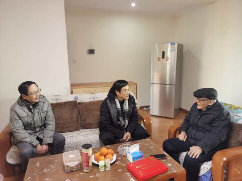 校领导春节前走访老党员、老干部