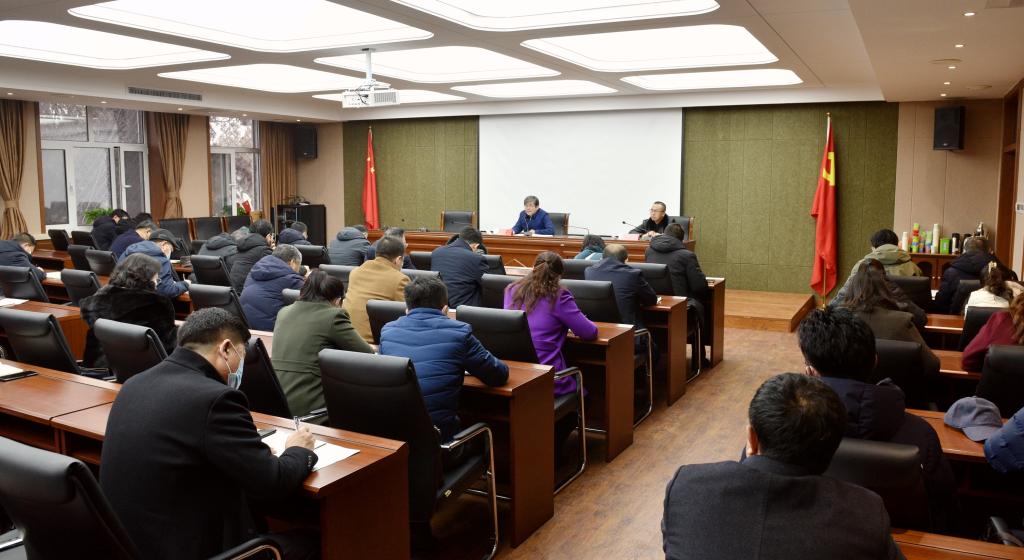 我校召开会议传达自治区推行使用三科统编教材工作部署会议精神