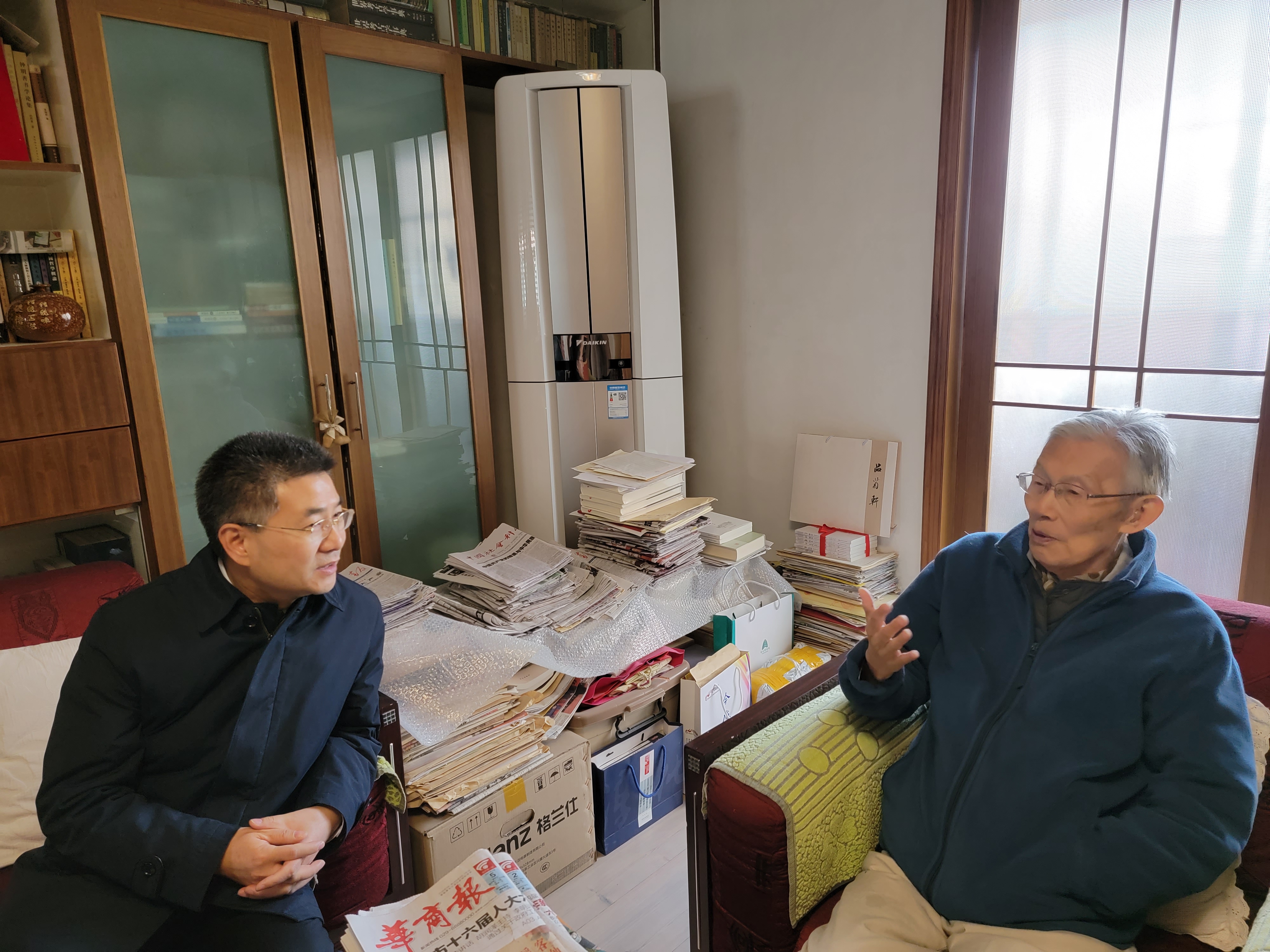 省委宣传部副部长程宁博来校看望慰问张岂之先生