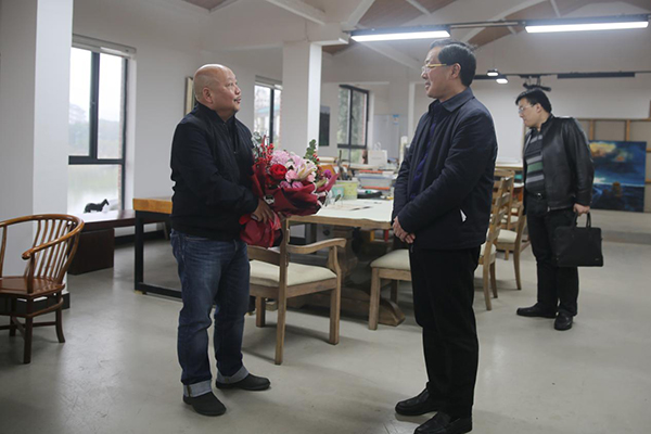 省委宣传部副部长胡代松来我校慰问“时代楷模”段江华