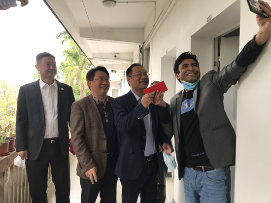 校领导慰问春节在校留学生