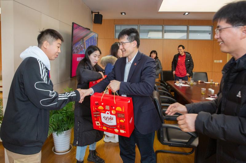 校领导慰问体育系2021年寒假留校学生