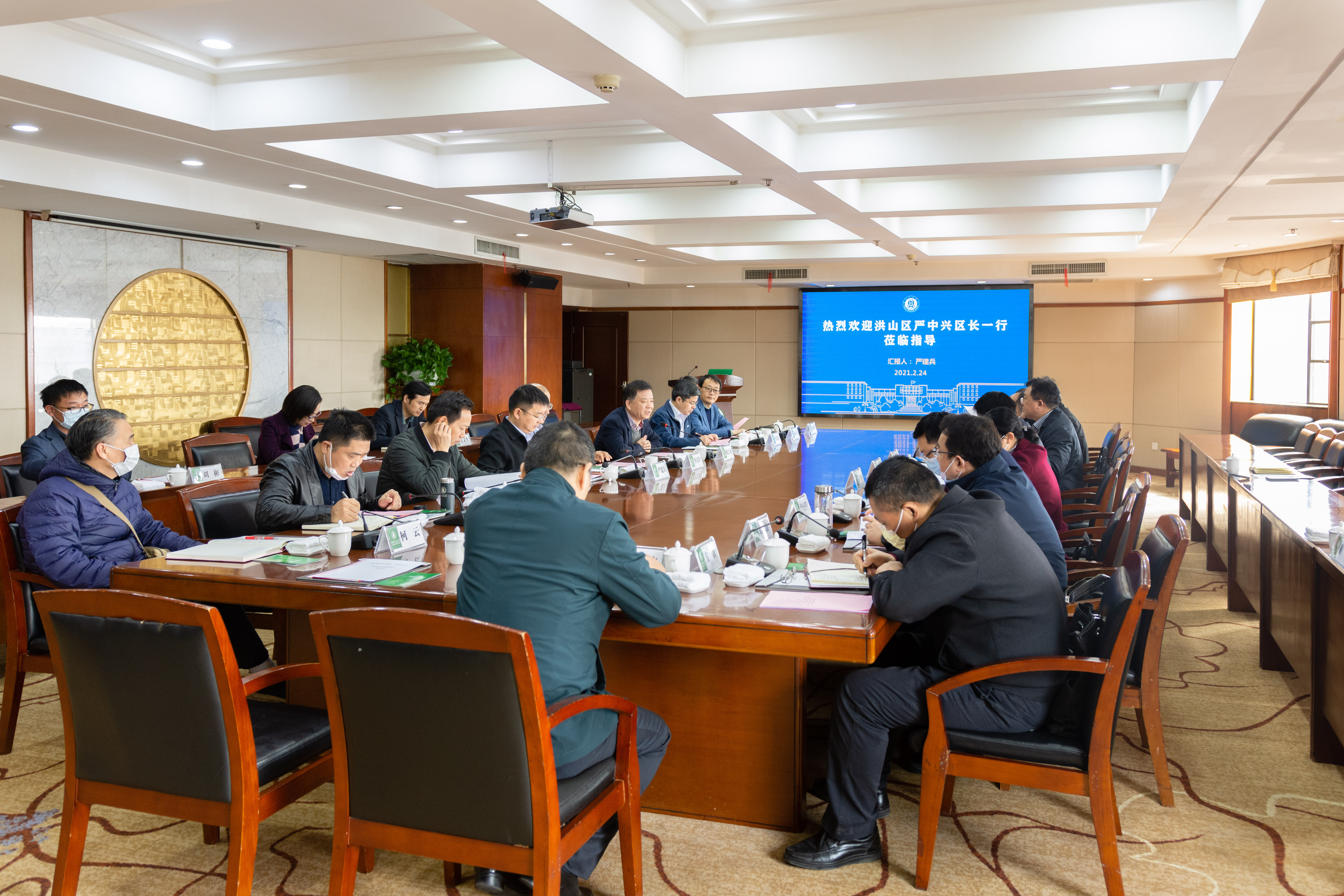 洪山区区长严中兴一行来校调研洪山实验室建设