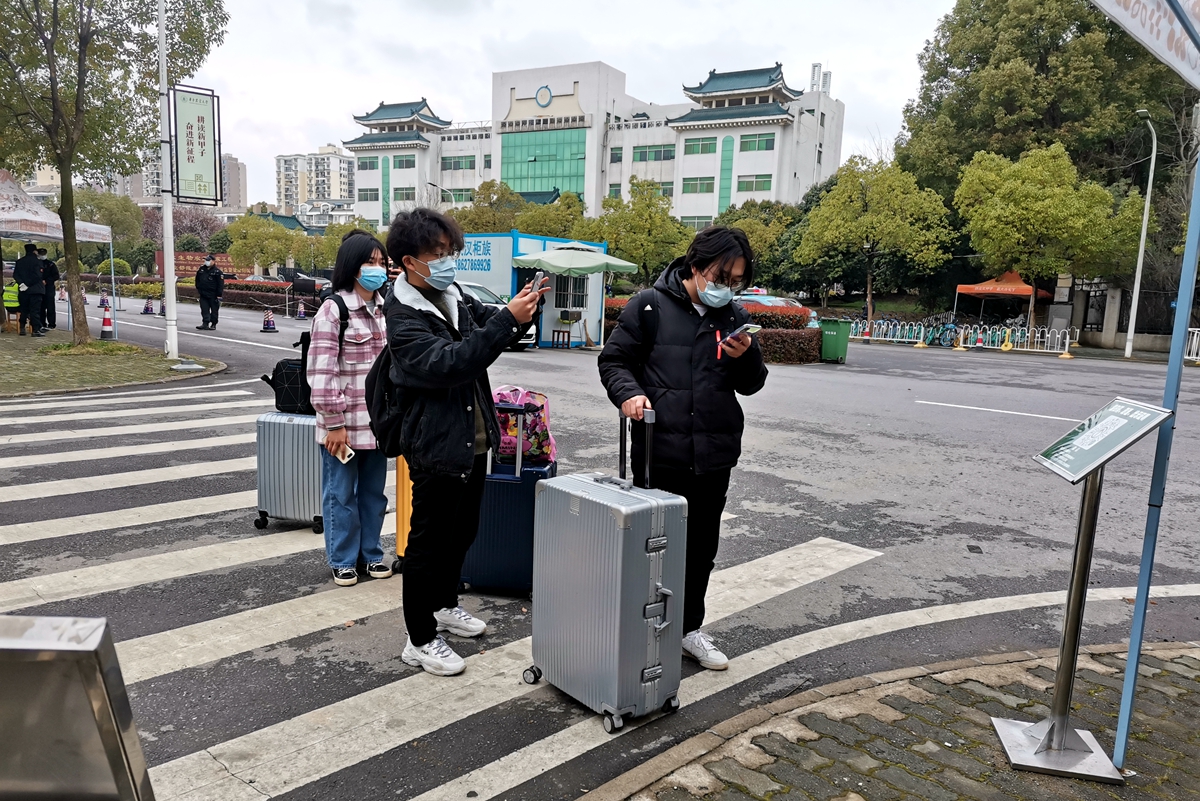 高翅指导新学期学生返校工作