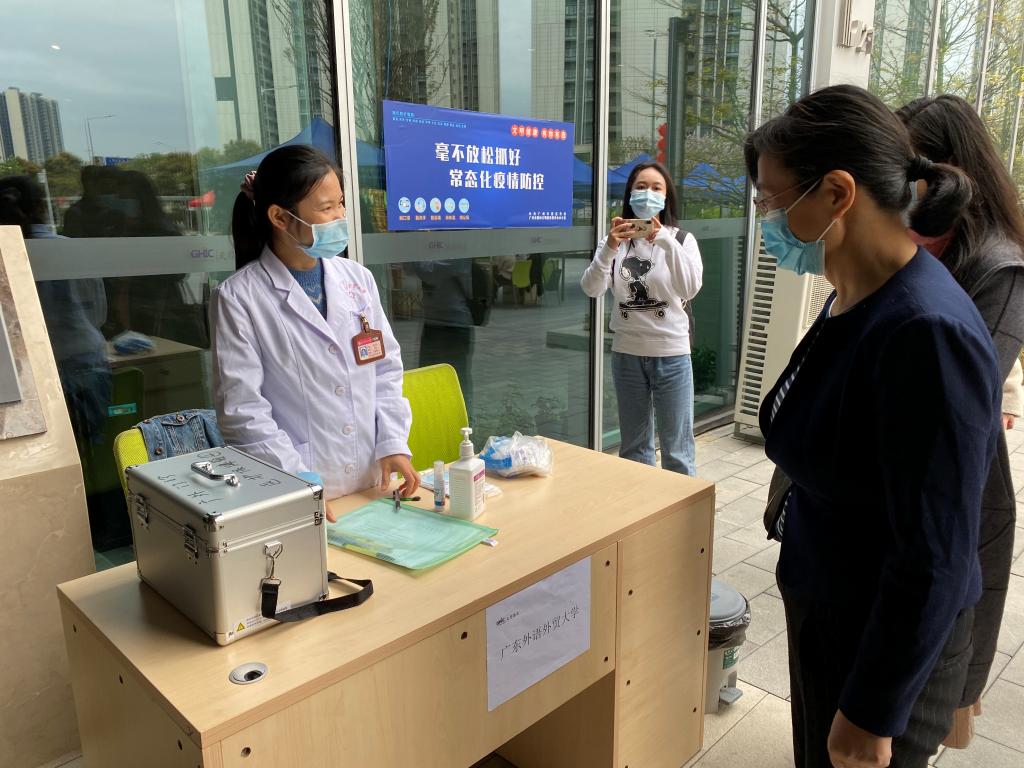 返校首日校领导检查疫情防控与开学准备工作
