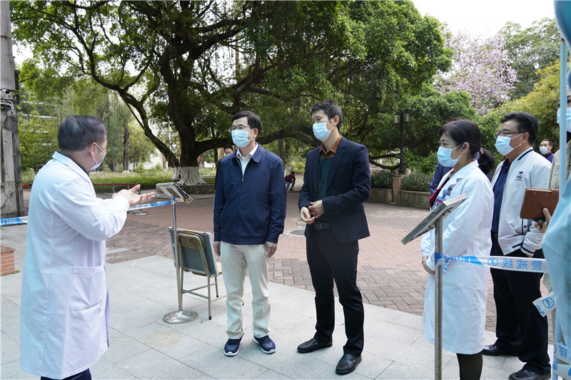 返校首日校领导检查疫情防控与开学准备工作