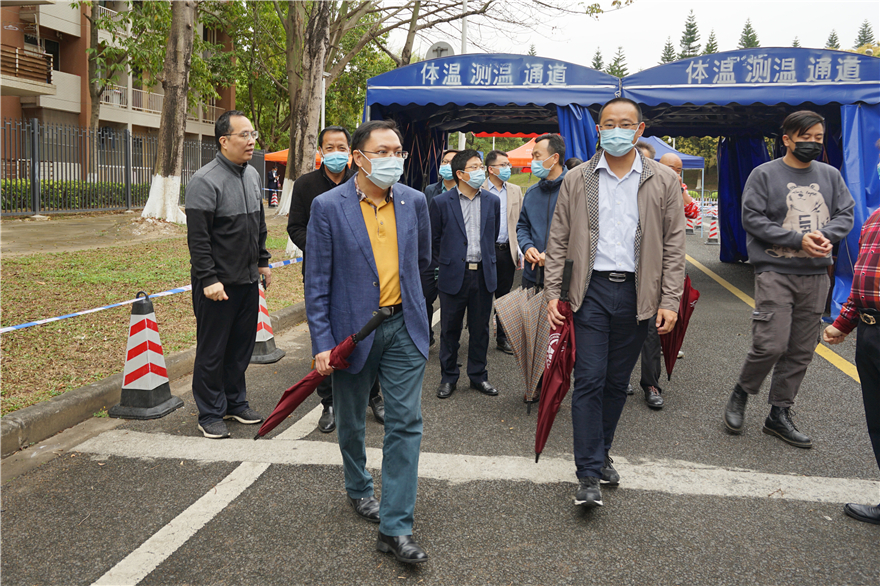 返校首日校领导检查疫情防控与开学准备工作